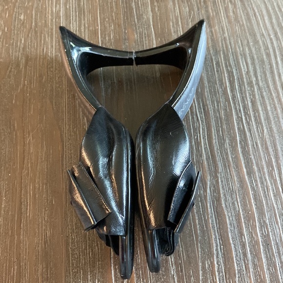 Ladies Connie heeled shoes with bow, leather upper size 9 1/2. - Picture 6 of 10